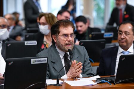 Plínio Valério esqueceu que senador precisa fiscalizar e zelar pelo dinheiro do povo