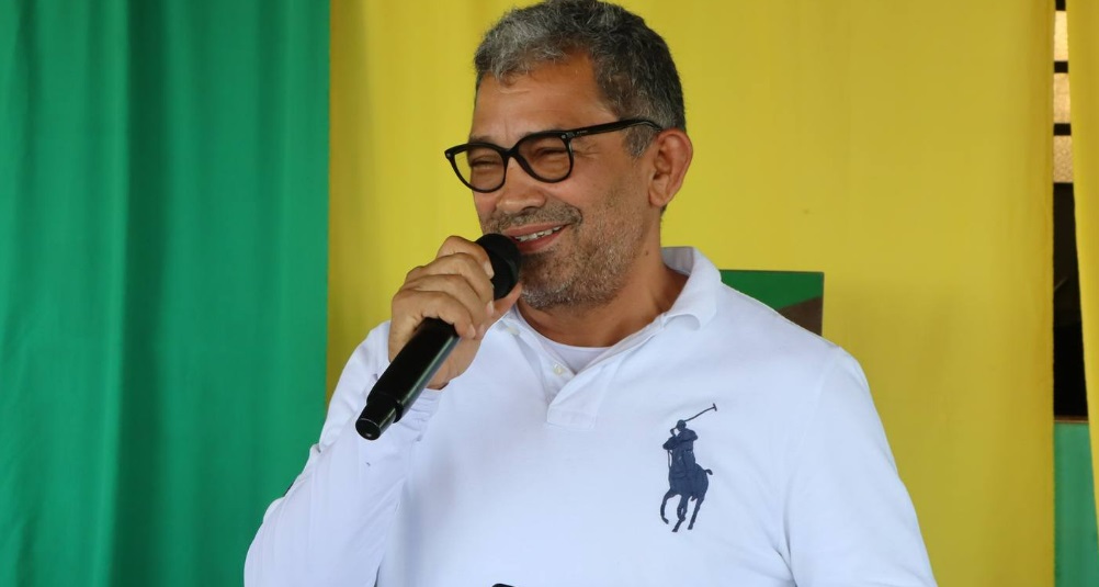 Pior prefeito: Augusto Ferraz se declara para Guruzão com “eu te amo” em Iranduba