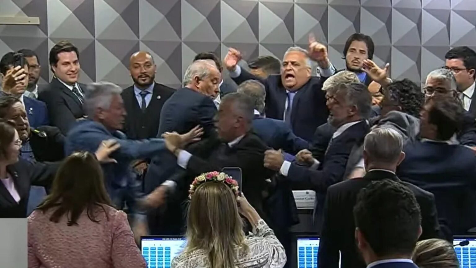 Aprovação da quebra de sigilo de Lulinha gera confusão entre parlamentares na CPI do INSS