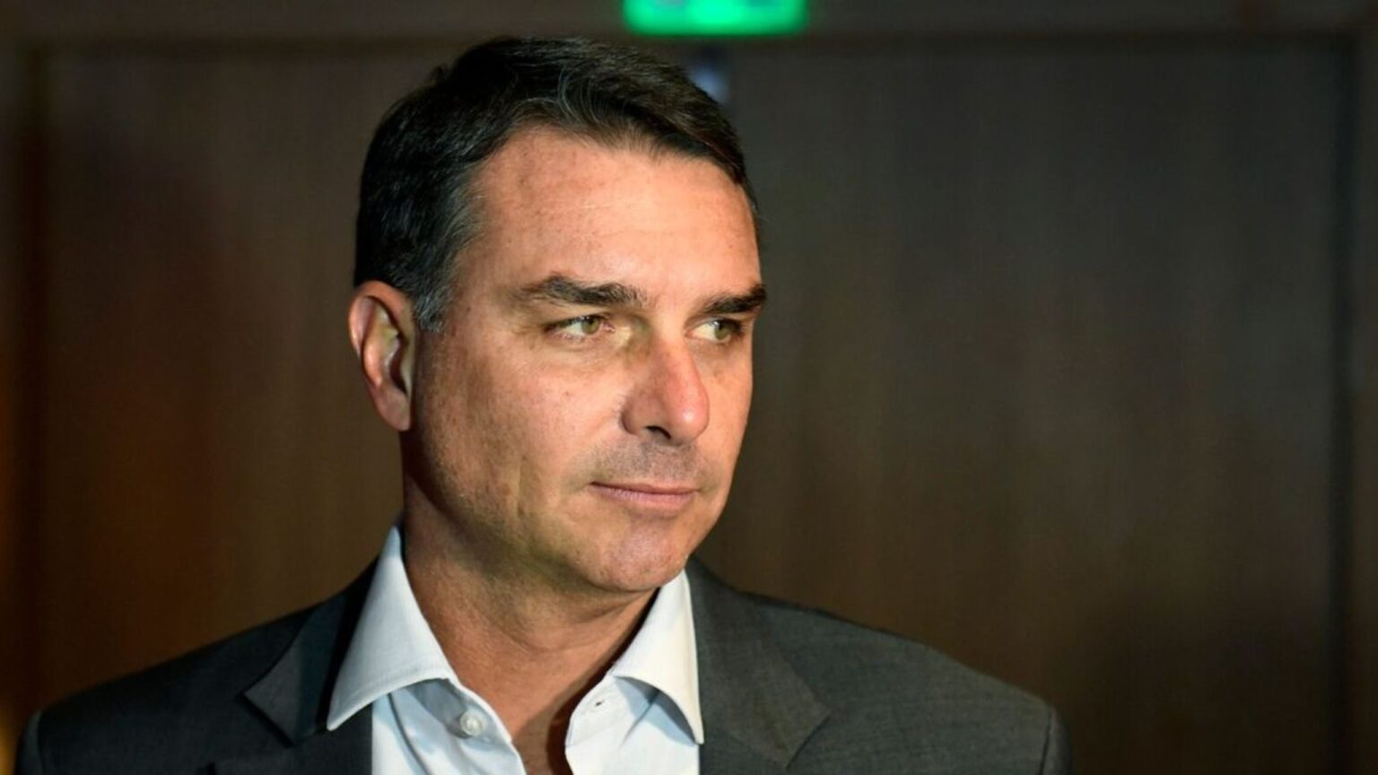Flávio Bolsonaro pode visitar Donald Trump na Casa Branca, segundo assessores