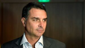 Flávio Bolsonaro pode visitar Donald Trump na Casa Branca, segundo assessores