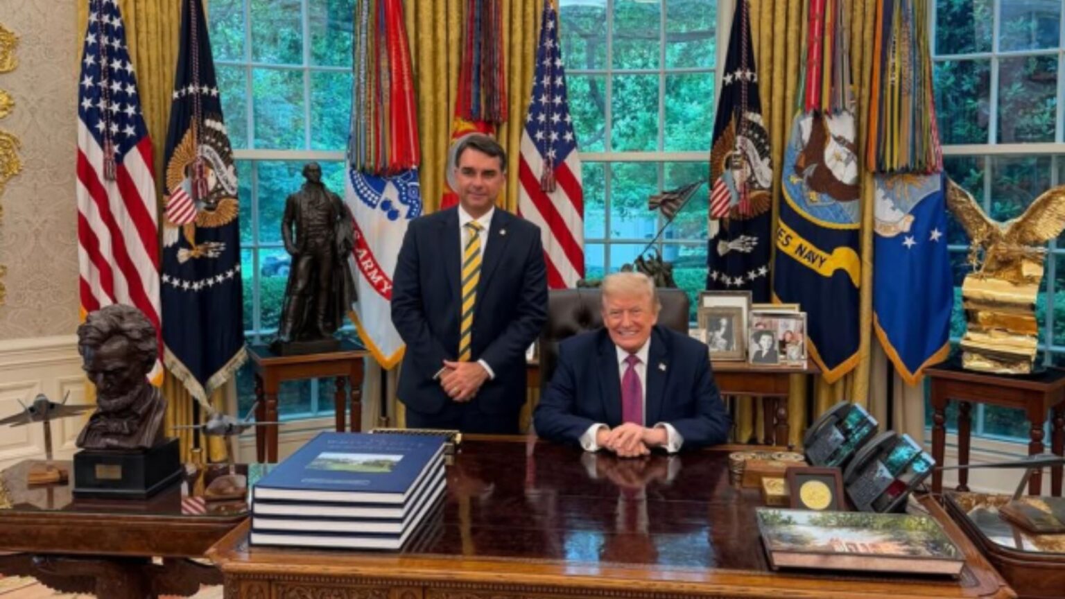 Flávio encontra Trump e adversários apontam manobra política em meio a crise com Vorcaro