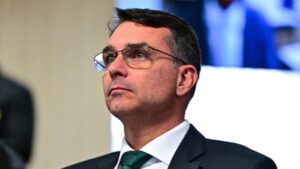Flávio recorre à OAB na defesa de prerrogativas como advogado do pai, após decisão do STF