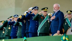 Lula defende investimentos no Exército no Dia do Soldado