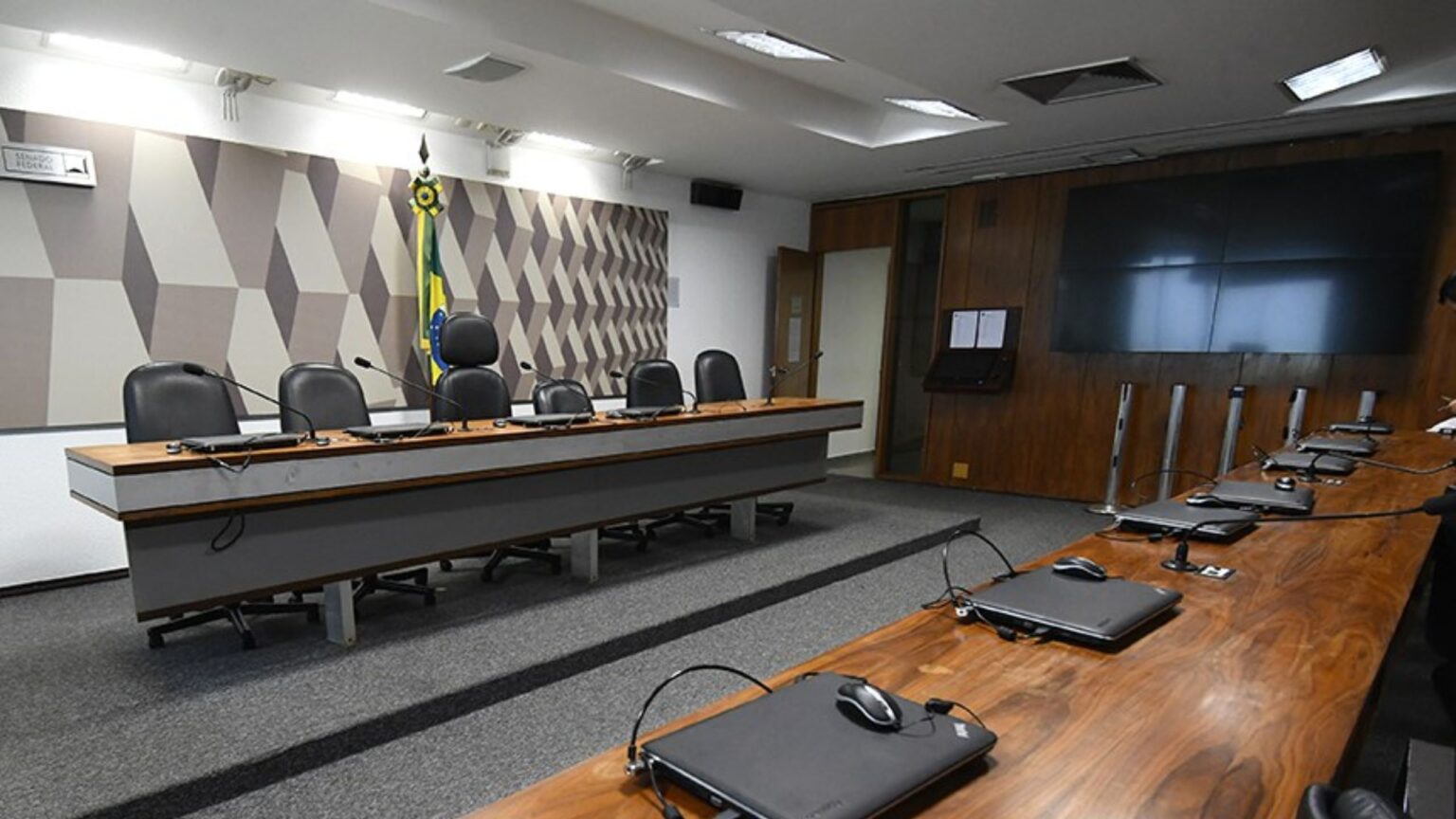 Senado antecipa votação da “taxa das blusinhas” nesta sexta