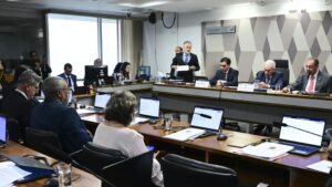 CCJ do Senado aprova PEC que acaba com jornada 6×1