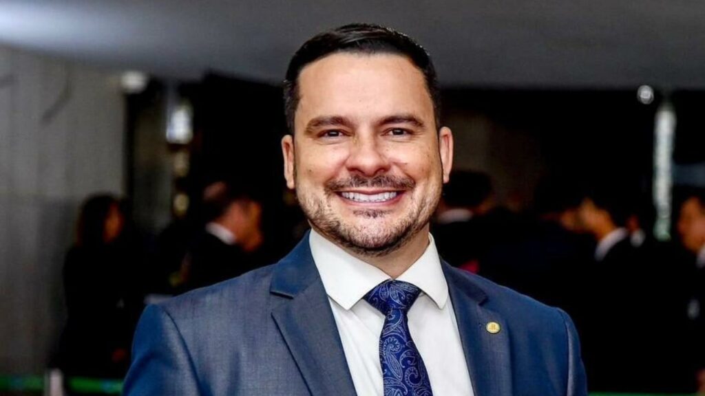 Alberto Neto esconde de eleitor apartamento em resort de luxo no Ceará