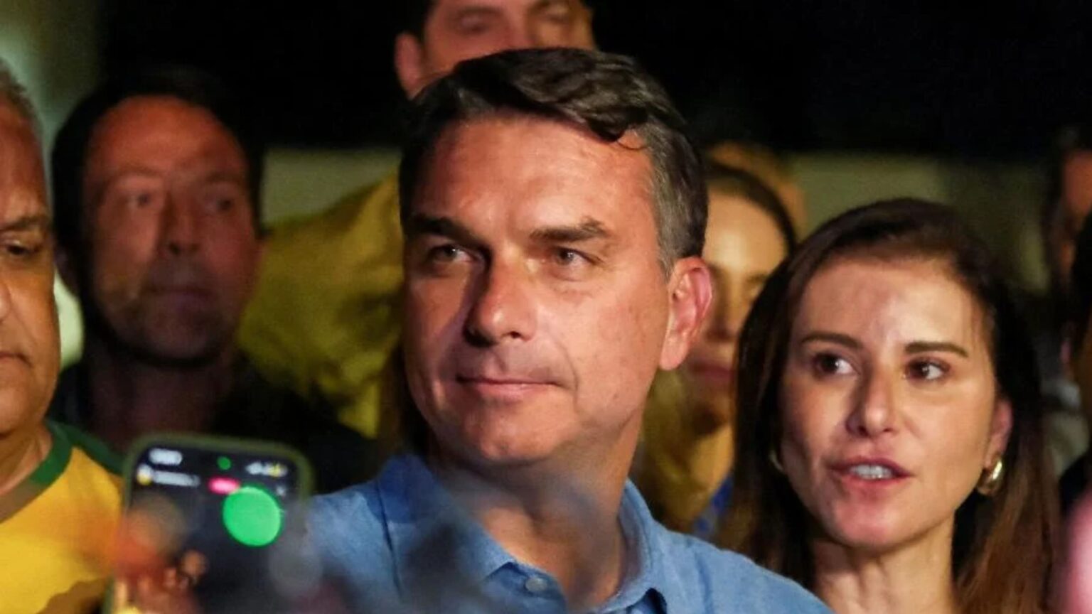 Mendonça multa Flávio por impulsionar post negativo contra Lula